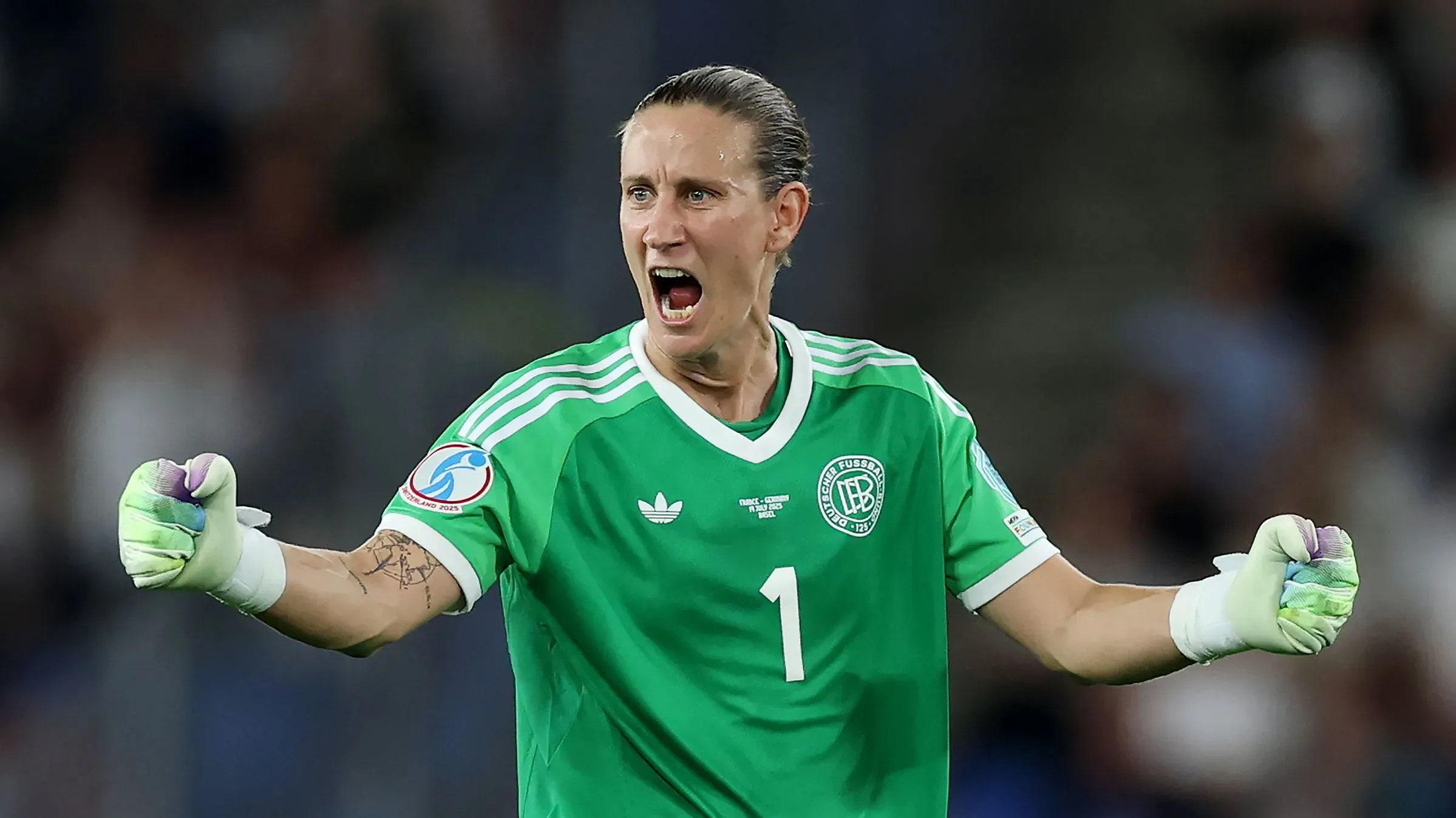 آنا كاترين بيرجر، حارسة مرمى منتخب ألمانيا، تحتفل بعد تأهل فريقها إلى نصف نهائي يورو 2025، بعد أداء مميز في مواجهة فرنسا.