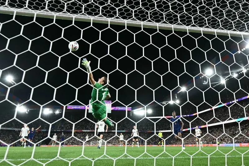 آن كاترين بيرجر، حارسة مرمى ألمانيا، تتصدى لضربة رأس في مباراة ربع النهائي ضد فرنسا، حيث تألقت في التصديات وأنقذت فريقها.