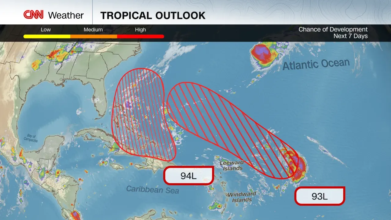 تظهر الخريطة مسارات تطور العواصف الاستوائية Invest 94L و93L في المحيط الأطلسي، مع تحديد المناطق المحتملة لتأثيرها على جزر البهاما وبرمودا.