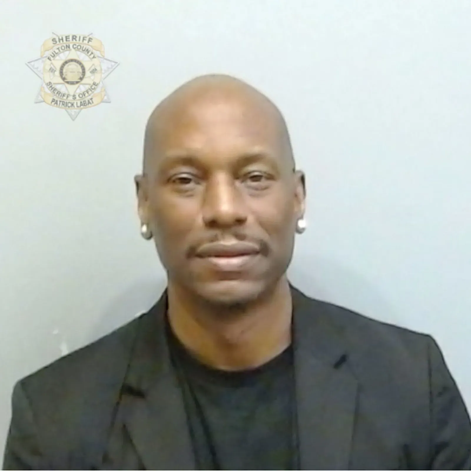 تيريس جيبسون، المغني والممثل، يظهر في صورة حجزه بعد تسليم نفسه للشرطة في أتلانتا بتهمة القسوة على الحيوانات.