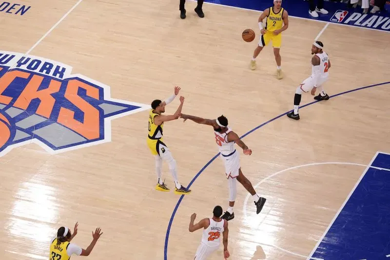 تيريس هاليبرتون يسدد كرة ثلاثية في مباراة فاصلة بين إنديانا بيسرز ونيويورك نيكس، مع تفاعل حماسي من الجمهور في ماديسون سكوير جاردن.