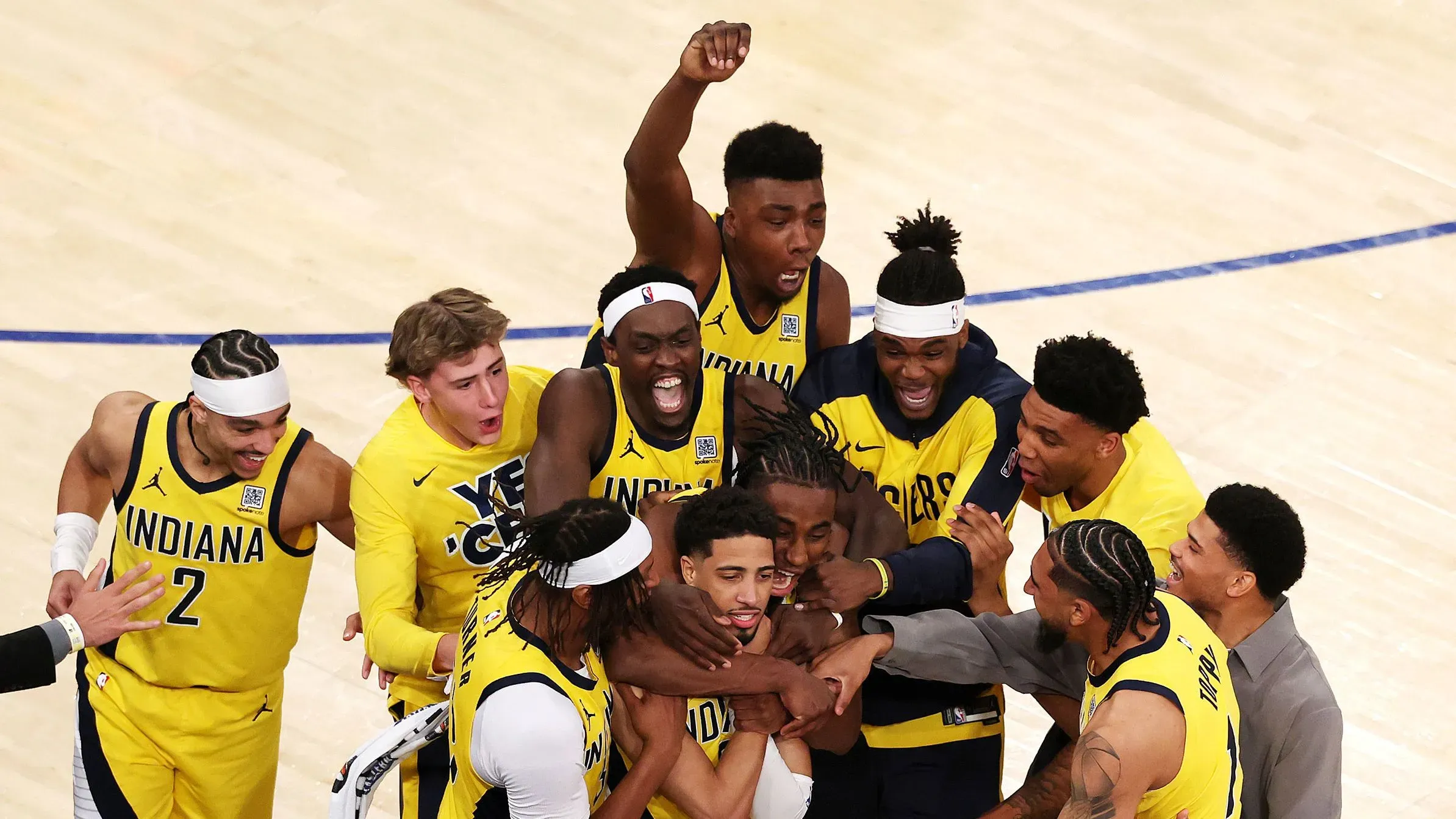 فرحة لاعبي إنديانا بيسرز بعد تحقيقهم انتصار مثير في مباراة التصفيات، حيث يحتفل الفريق معاً بعد العودة من تأخر كبير.