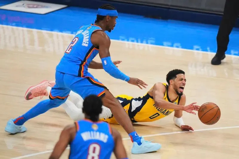 تايريس هاليبورتون، لاعب إنديانا بيسرز، يسقط على الأرض بعد إصابته في وتر العرقوب خلال مباراة نهائية ضد أوكلاهوما سيتي ثاندر.