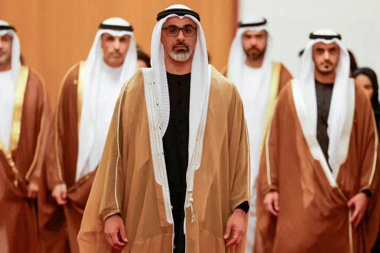 ولي العهد الشيخ خالد بن محمد بن زايد يتقدم مجموعة من المسؤولين خلال اجتماع حول مشروع خط أنابيب جديد في الإمارات.