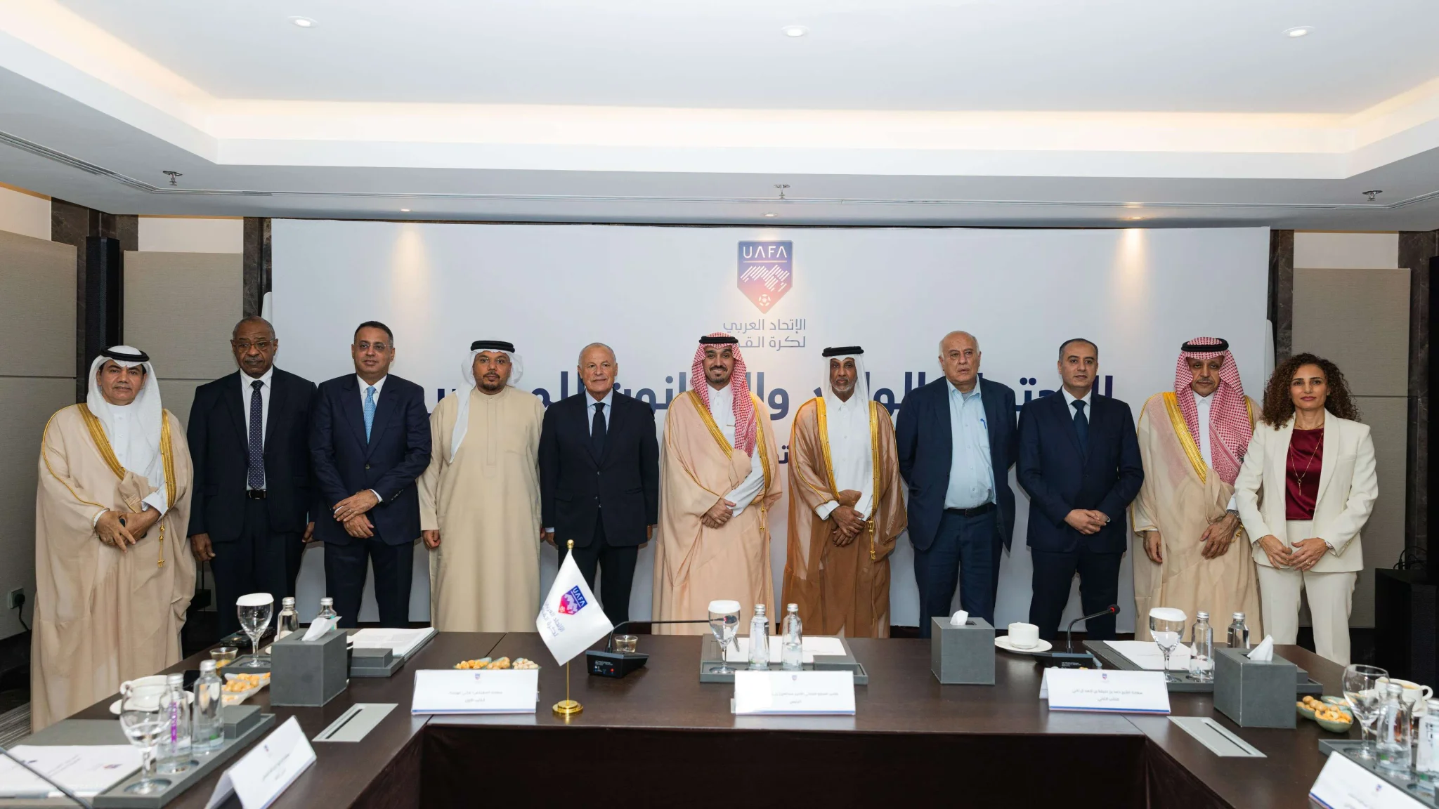 أعضاء مجلس إدارة اتحاد اللاعبين العرب لكرة القدم في اجتماع جدة لمناقشة تطوير اللعبة ومبادرة التحدي والابتكار.