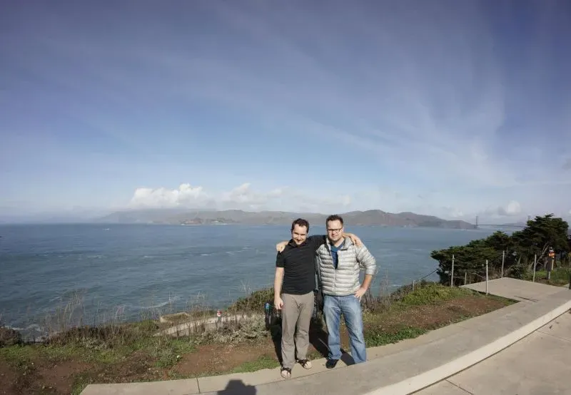 صورة لبرزيميسلاف جيزيورسكي مع صديق له على ضفاف المحيط، تعكس لحظة من حياته قبل حادثة إطلاق النار المأساوي.