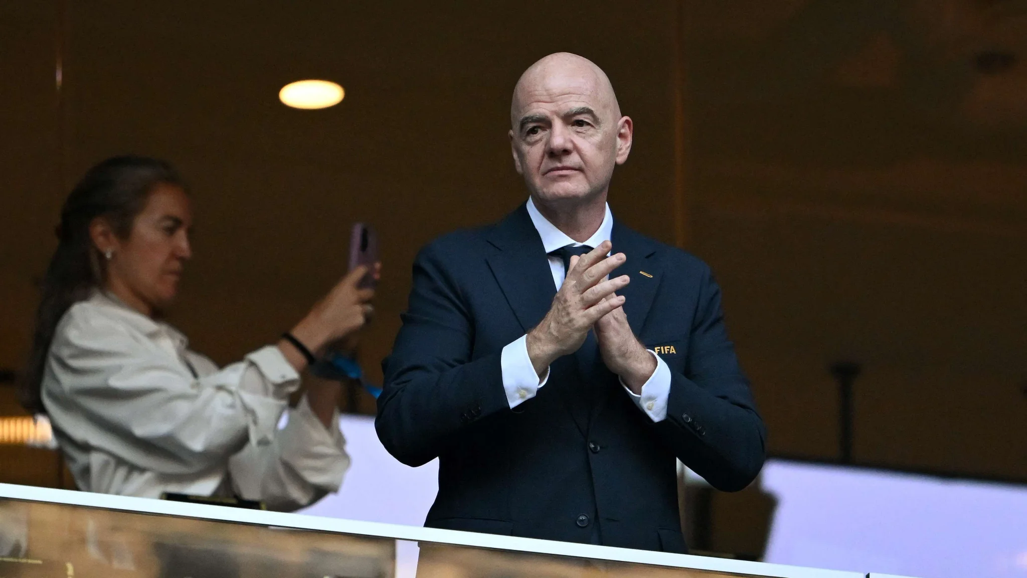رئيس FIFA جياني إنفانتينو في قاعة رسمية يعبر عن موقفه وسط جدل حول نقل حقوق كأس العالم إلى مستثمرين خارجيين.