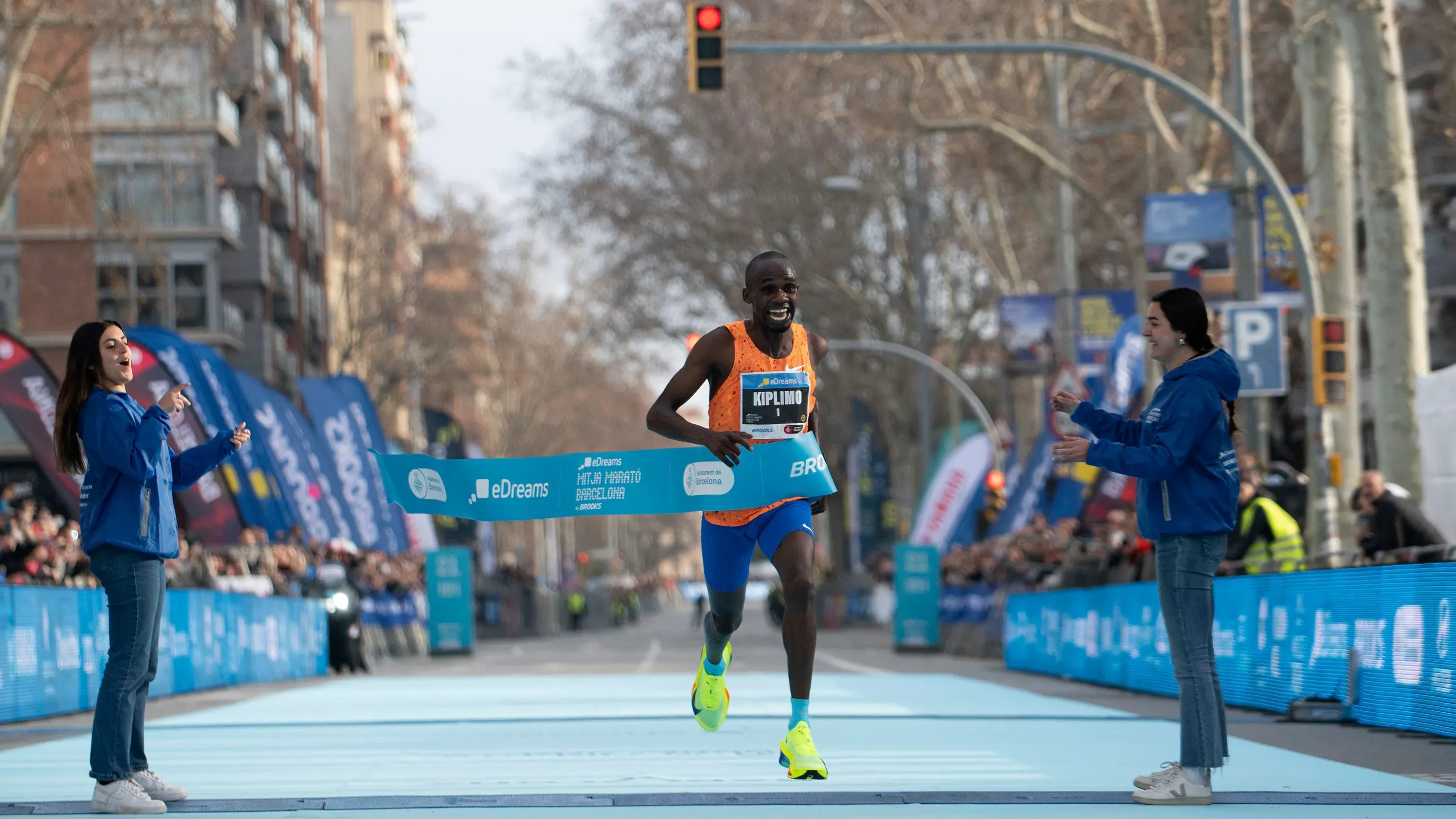 جاكوب كيبليمو يحقق رقمًا قياسيًا عالميًا في نصف الماراثون، متجاوزًا خط النهاية في برشلونة بزمن 56:42 دقيقة.