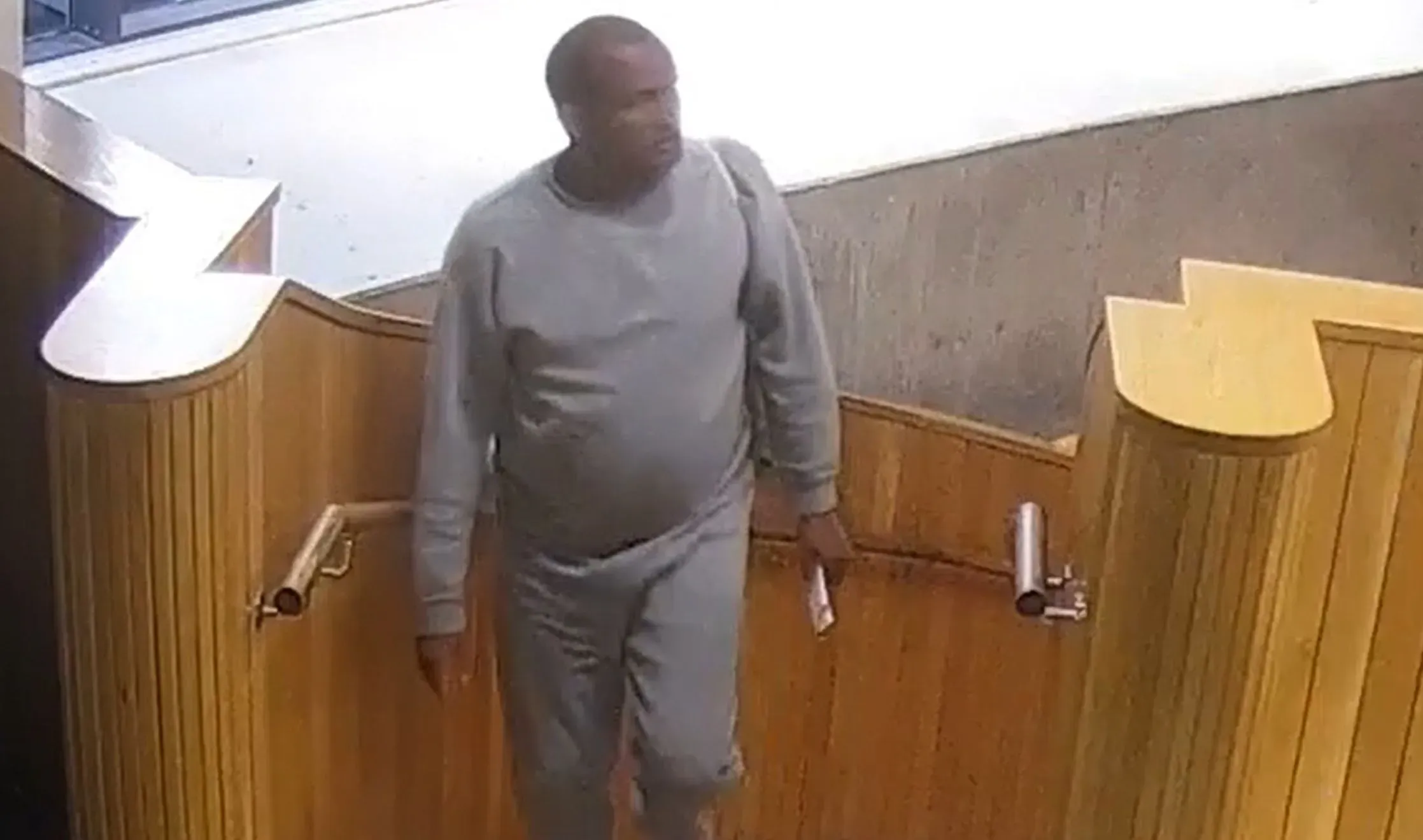 اعتقال هادوش كيباتو، طالب لجوء إثيوبي، بعد الإفراج عنه بالخطأ من السجن، أثناء مغادرته فندق في لندن.