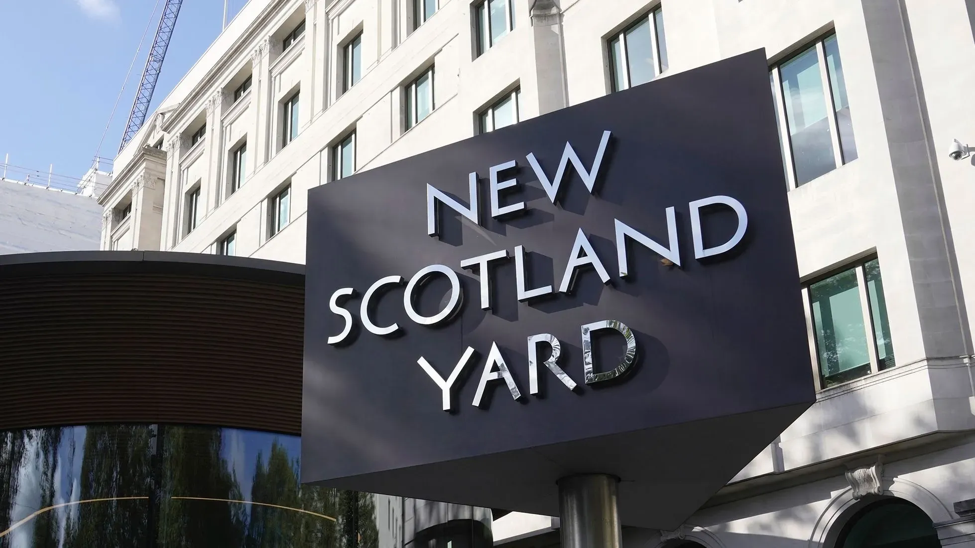 لافتة "نيو سكوتلاند يارد" في لندن، حيث تم توجيه تهم لثلاثة إيرانيين بجرائم تتعلق بالأمن القومي.