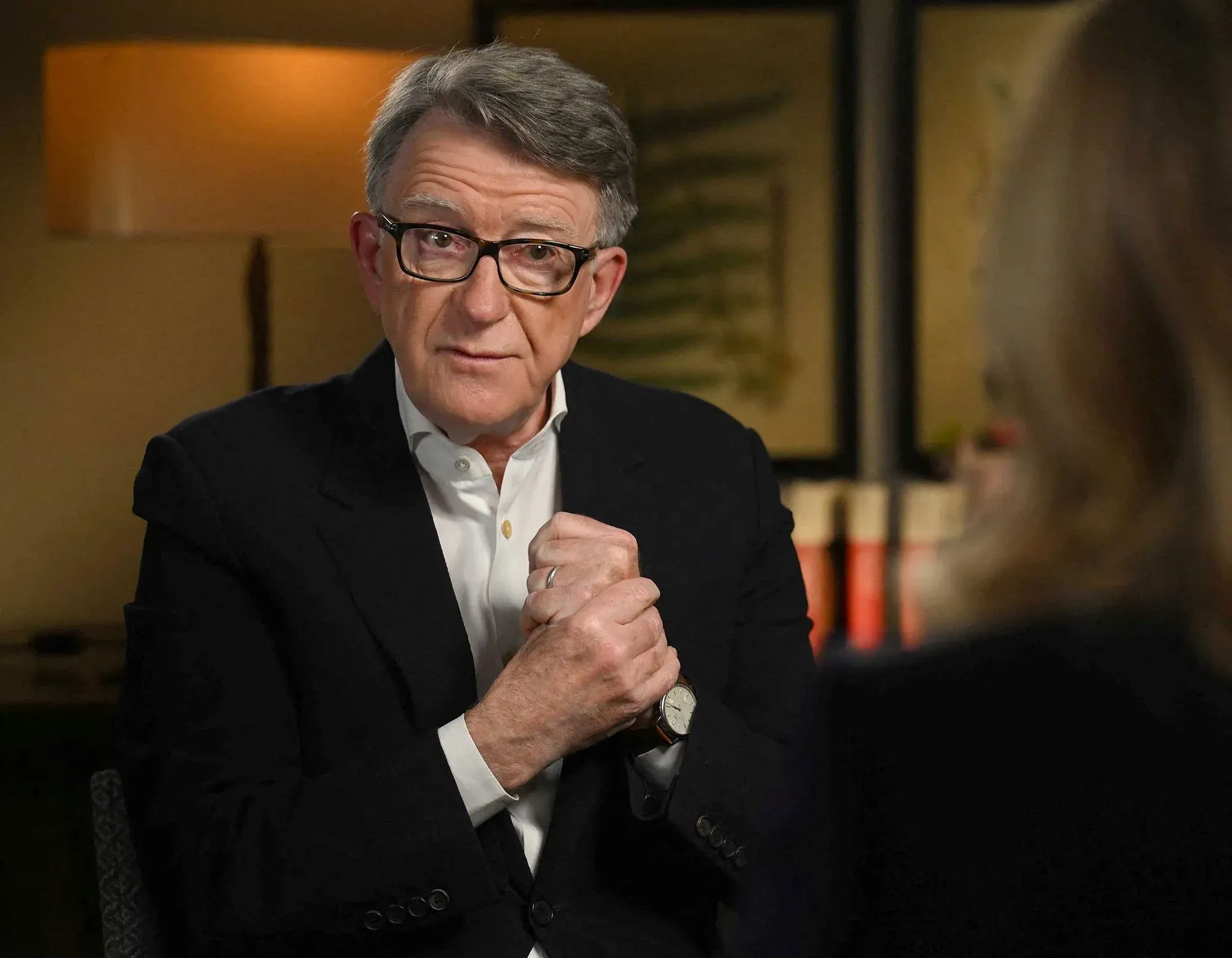 بيتر ماندلسون يتحدث خلال مقابلة، مع التركيز على قضايا سوء السلوك في المناصب العامة وعلاقته بجيفري إبشتاين.