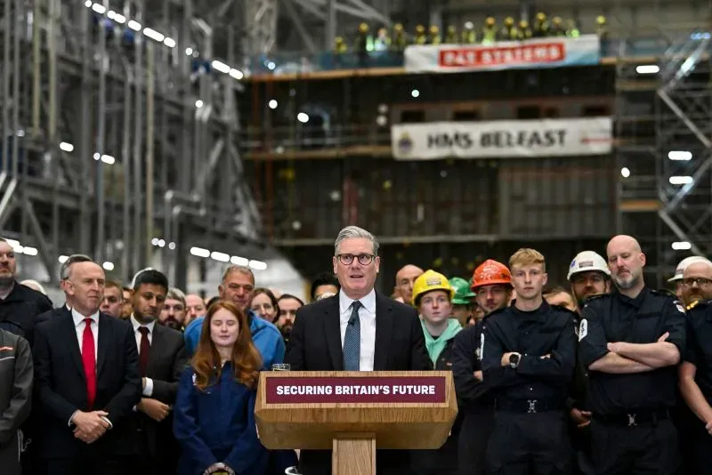 كير ستارمر يتحدث أمام حشد في مصنع بناء غواصات، مع التركيز على تعزيز الدفاعات البريطانية والاستثمار في القدرات النووية.