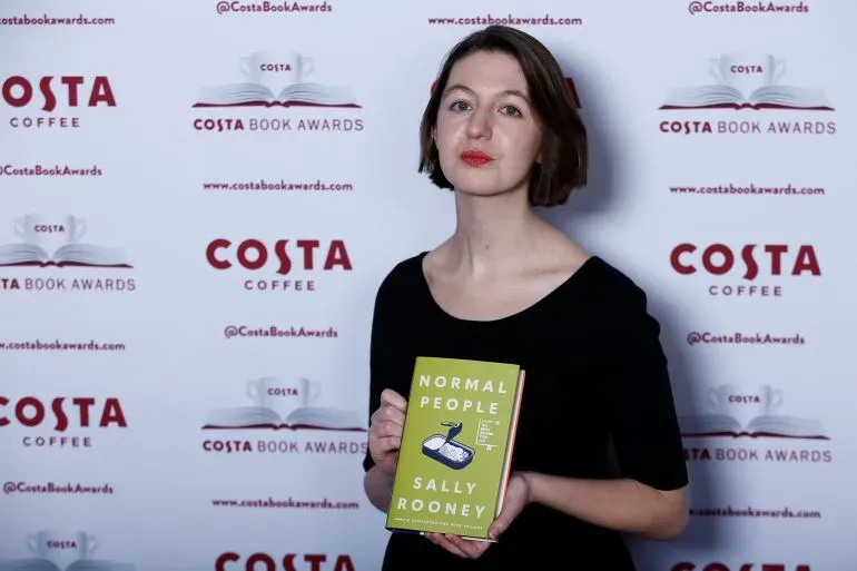 سالي روني تحمل كتابها "أناس عاديون" في حفل جوائز كوستا للكتب، تعبيرًا عن دعمها لقضية فلسطين وسط جدل حول حظر الحكومة البريطانية.