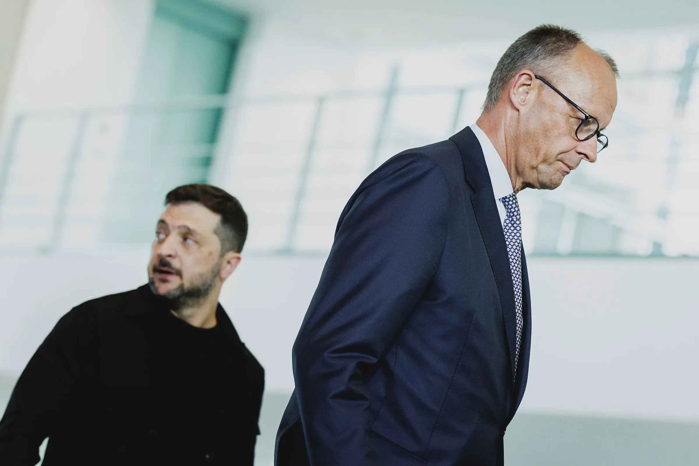 الرئيس الأوكراني فولوديمير زيلينسكي والمستشار الألماني فريدريش ميرتس يغادران مؤتمرًا صحفيًا حول قمة ترامب-بوتين بشأن أوكرانيا.