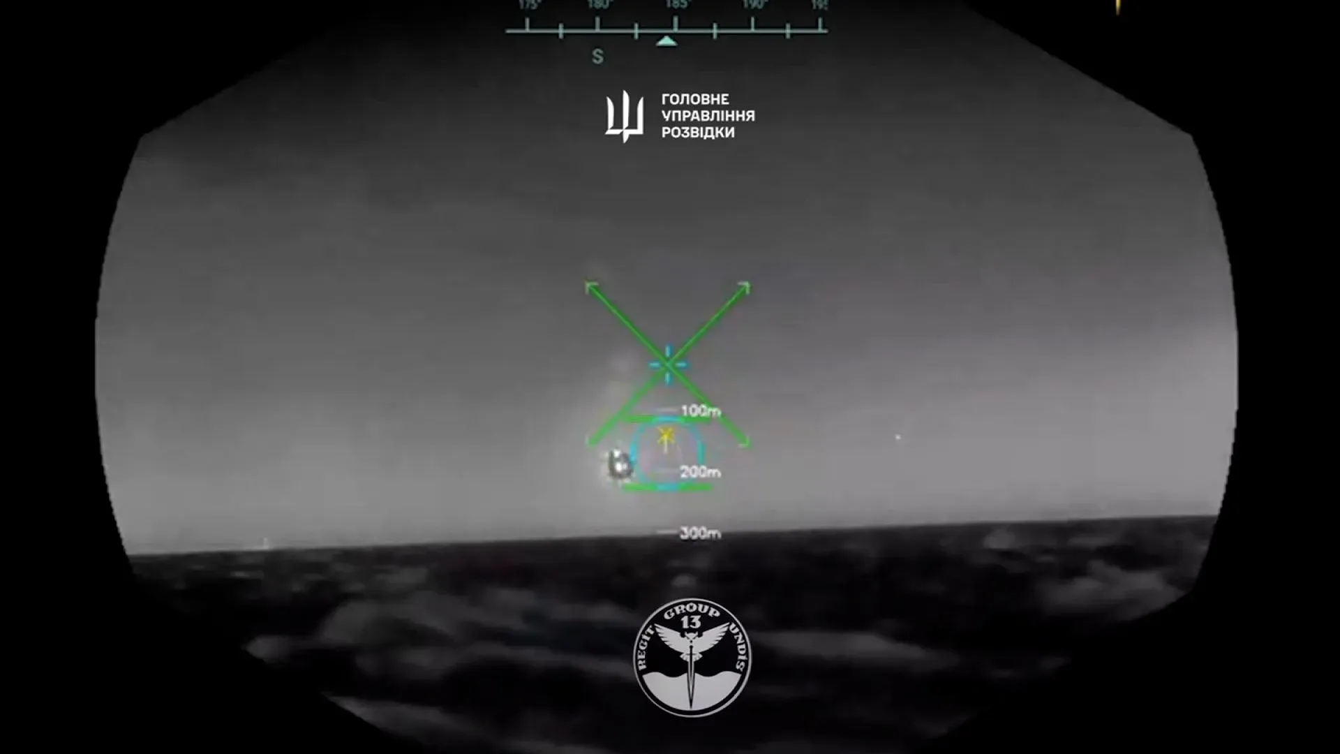 صورة تظهر شاشة التحكم لطائرة بدون طيار أوكرانية أثناء استهداف طائرة مقاتلة روسية في البحر الأسود، مما يعكس استخدام التكنولوجيا الحديثة في النزاع.