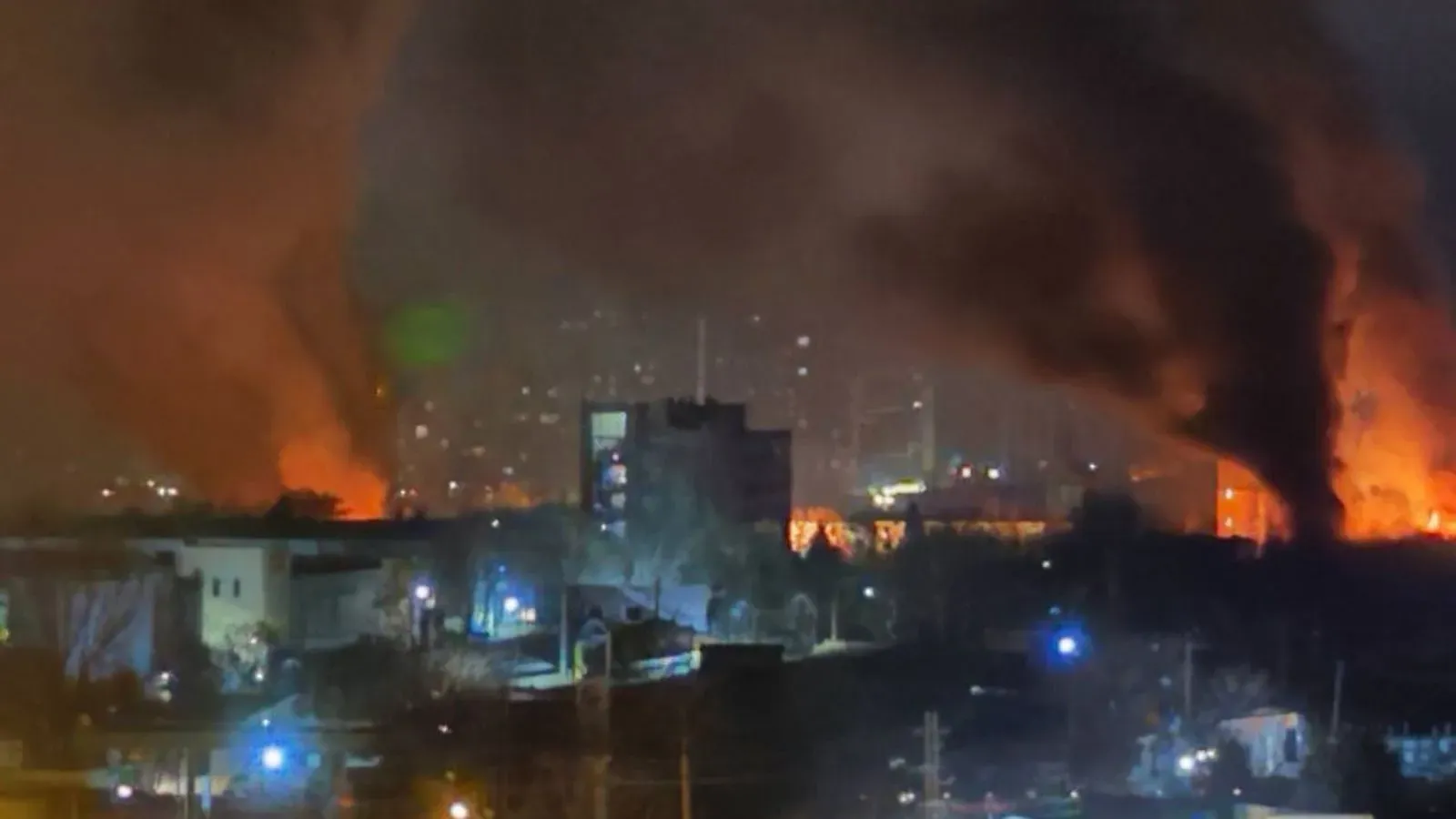 حرائق ضخمة تشتعل في مدينة أوديسا الأوكرانية بعد هجوم بطائرات مسيرة روسية، مع تصاعد أعمدة الدخان في الأجواء.