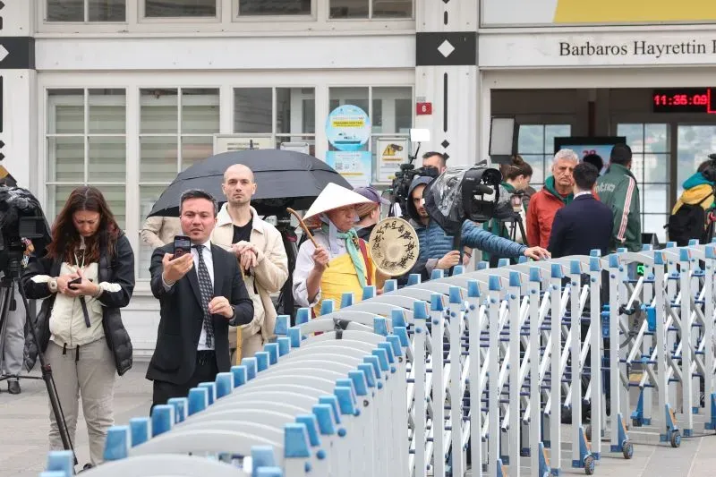 مجموعة من الصحفيين والمراسلين في إسطنبول، بعضهم يحمل هواتفهم وأجهزة تصوير، بينما يتجمع آخرون حول حواجز أمنية، في أجواء مشحونة بعد محادثات السلام.