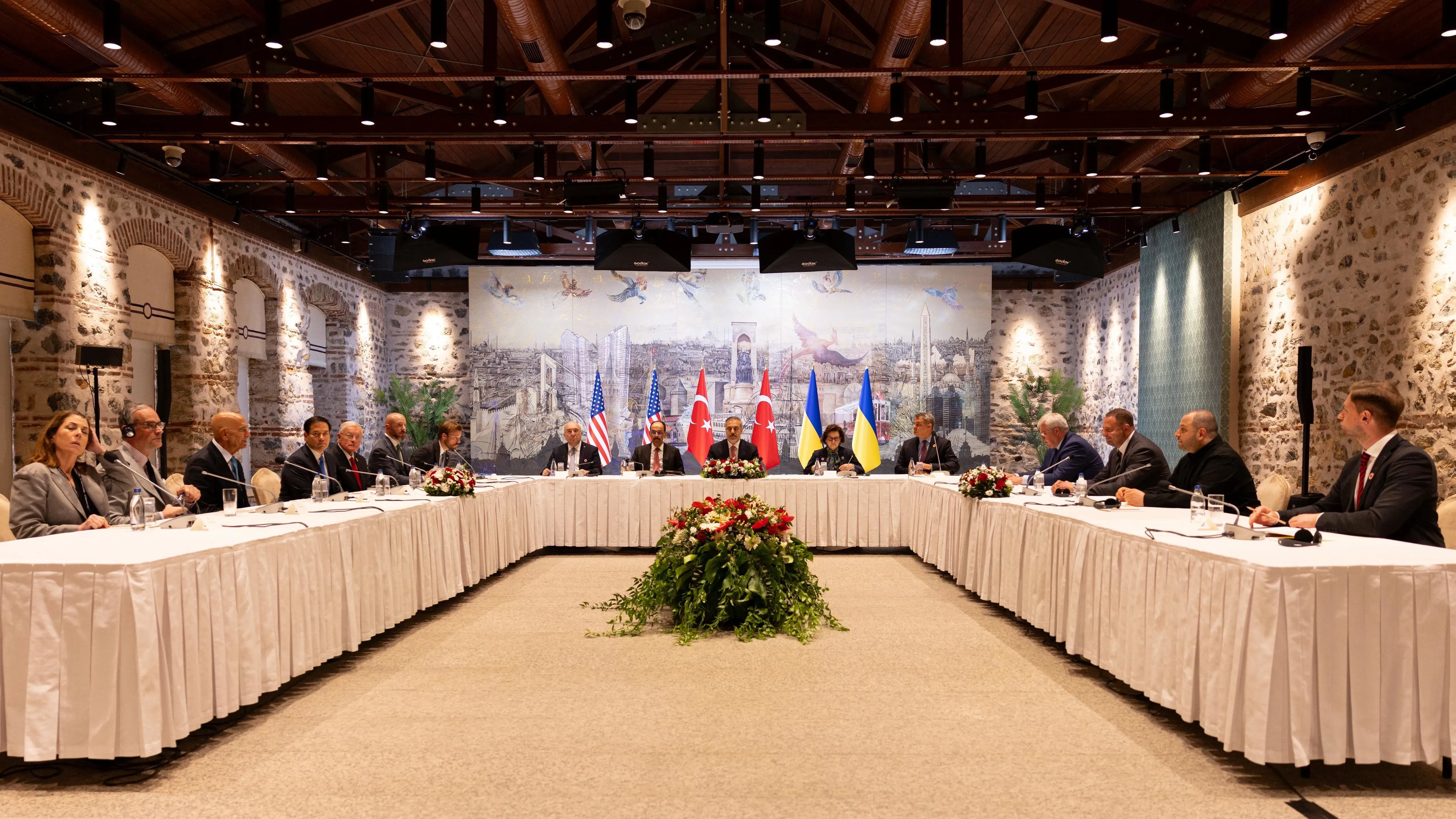 محادثات مباشرة بين ممثلين من روسيا وأوكرانيا في إسطنبول، مع وجود علمي البلدين على الطاولة، تعكس جهود السلام amid توترات مستمرة.