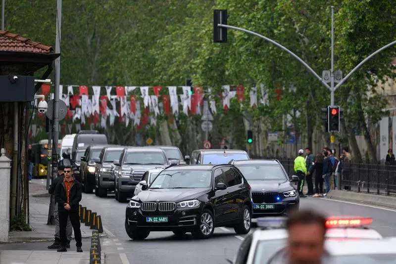 ازدحام مروري في شوارع إسطنبول مع سيارات دبلوماسية، بينما تزين الأعلام التركية الشوارع، في سياق محادثات السلام بين روسيا وأوكرانيا.