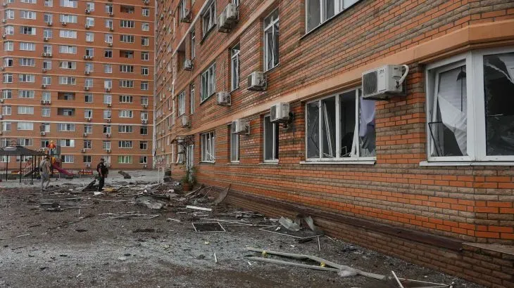 دمار كبير في مبنى سكني بأوديسا بعد غارة بطائرة بدون طيار، مع وجود نوافذ مكسورة وحطام في المنطقة المحيطة.