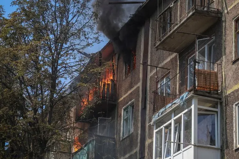 حريق يلتهم شقة في مبنى سكني في منطقة ساراتوف الروسية، مع تصاعد الدخان، في أعقاب هجوم بطائرة مسيرة أوكرانية.