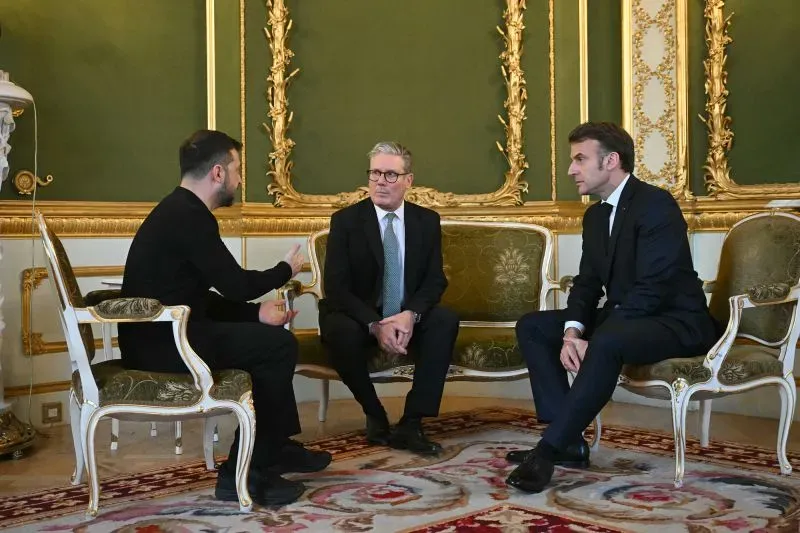 اجتماع بين الرئيس الأوكراني زيلينسكي ورئيس الوزراء الفرنسي ماكرون ومندوب أمريكي، يناقش الضمانات الأمنية لأوكرانيا.