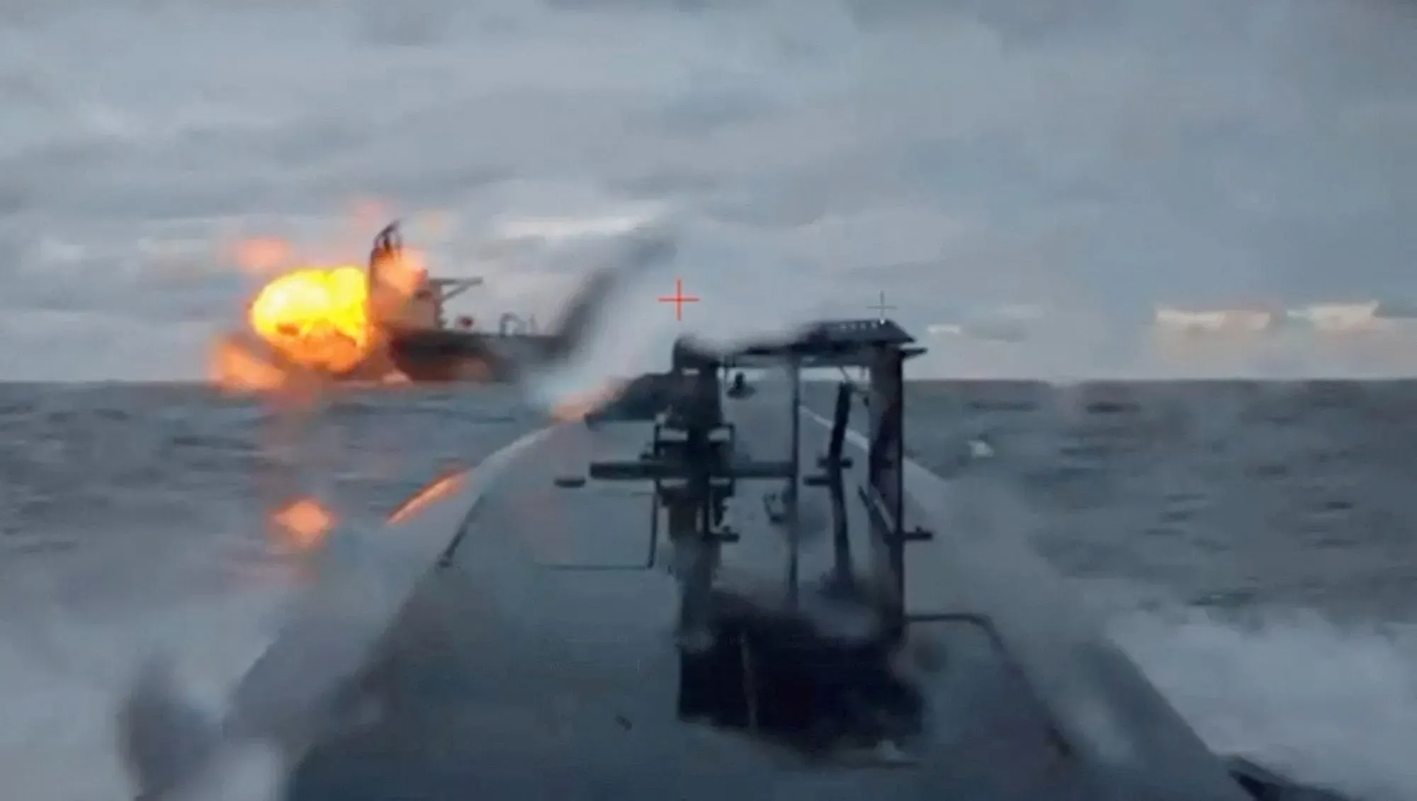تظهر الصورة هجومًا بطائرة مسيرة أوكرانية على منصة نفطية روسية في بحر قزوين، مما يعكس تصعيدًا في حملة أوكرانيا لاستهداف البنية التحتية للطاقة الروسية.
