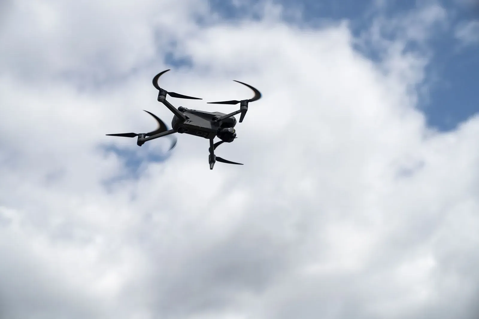 طائرة مسيرة تحلق في السماء فوق سوتشي، حيث تشتعل النيران في مستودع نفط نتيجة هجوم بطائرة مسيرة أوكرانية.