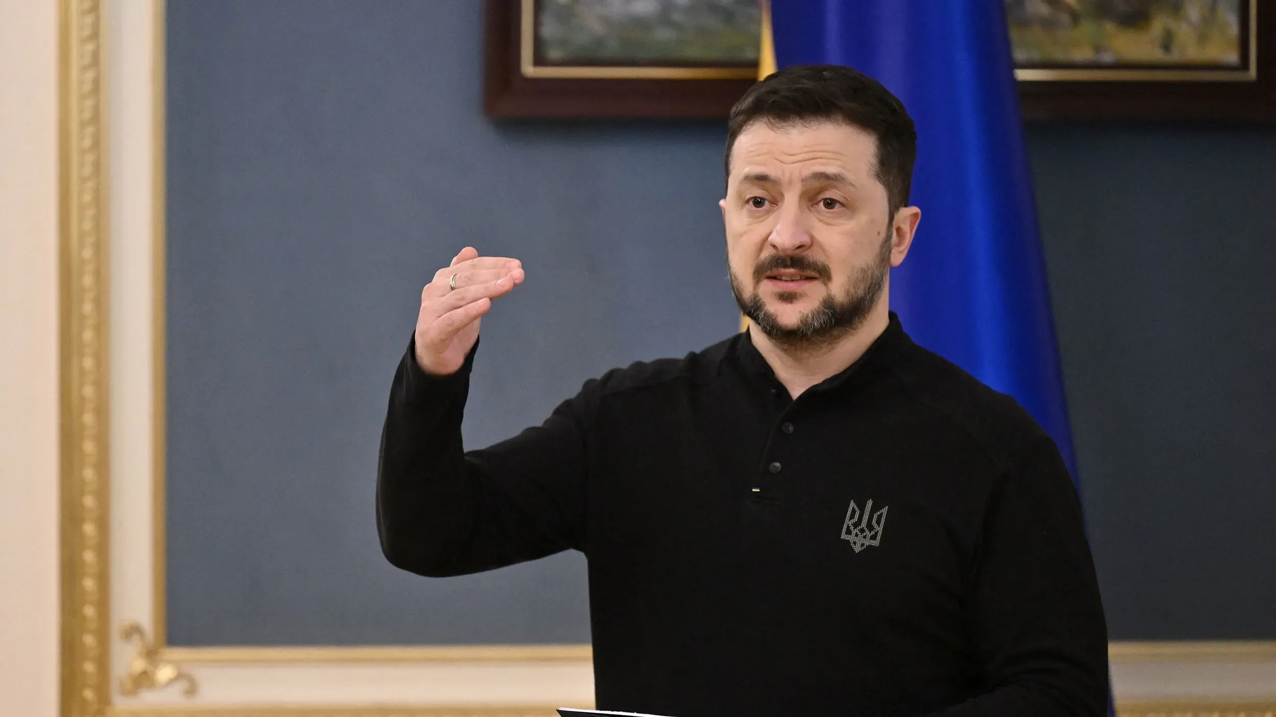 زيلينسكي يتحدث في مؤتمر صحفي، موضحًا تجنيد 155 مواطنًا صينيًا للقتال مع القوات الروسية في أوكرانيا.