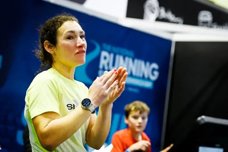 صوفي باور، رياضية التحمل، تتلقى الدعم أثناء تحديها لرقم قياسي عالمي على جهاز المشي في برمنغهام، إنجلترا.