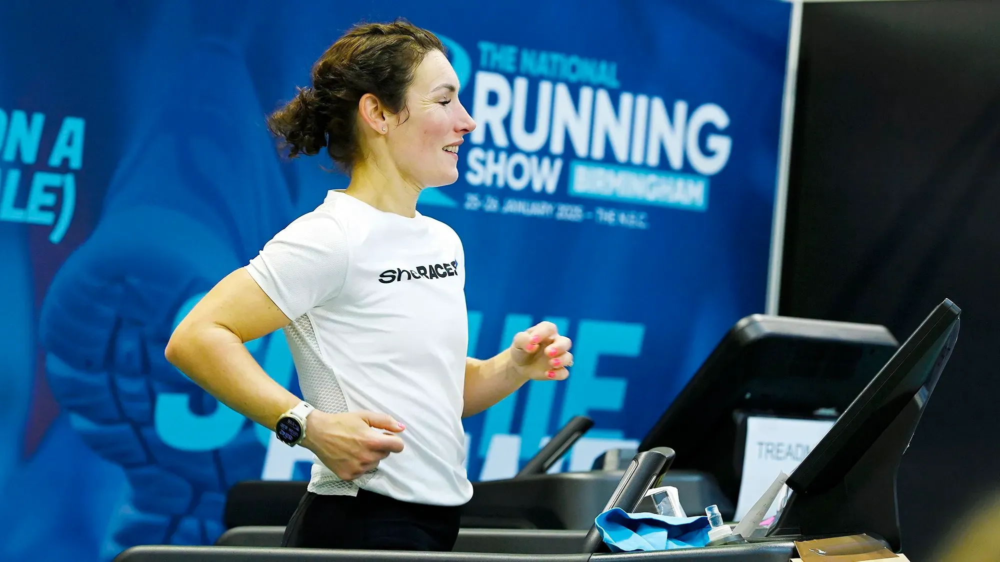 صوفي باور، رياضية التحمل، تجري على جهاز المشي خلال تحدي تحطيم الرقم القياسي في المعرض الوطني للجري في برمنغهام، إنجلترا.