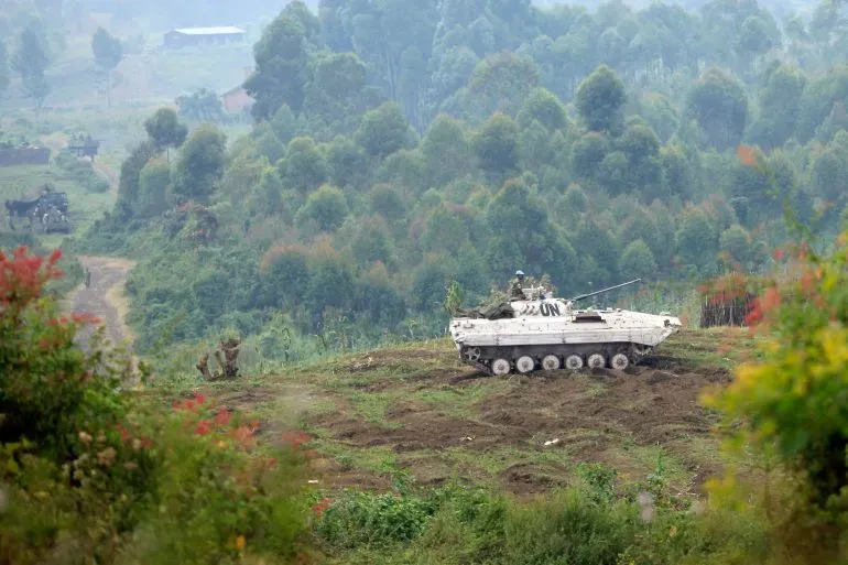 دبابة تابعة للأمم المتحدة في منطقة جبلية شرق جمهورية الكونغو الديمقراطية، وسط توتر بين القوات الرواندية ومتمردي حركة 23 مارس.