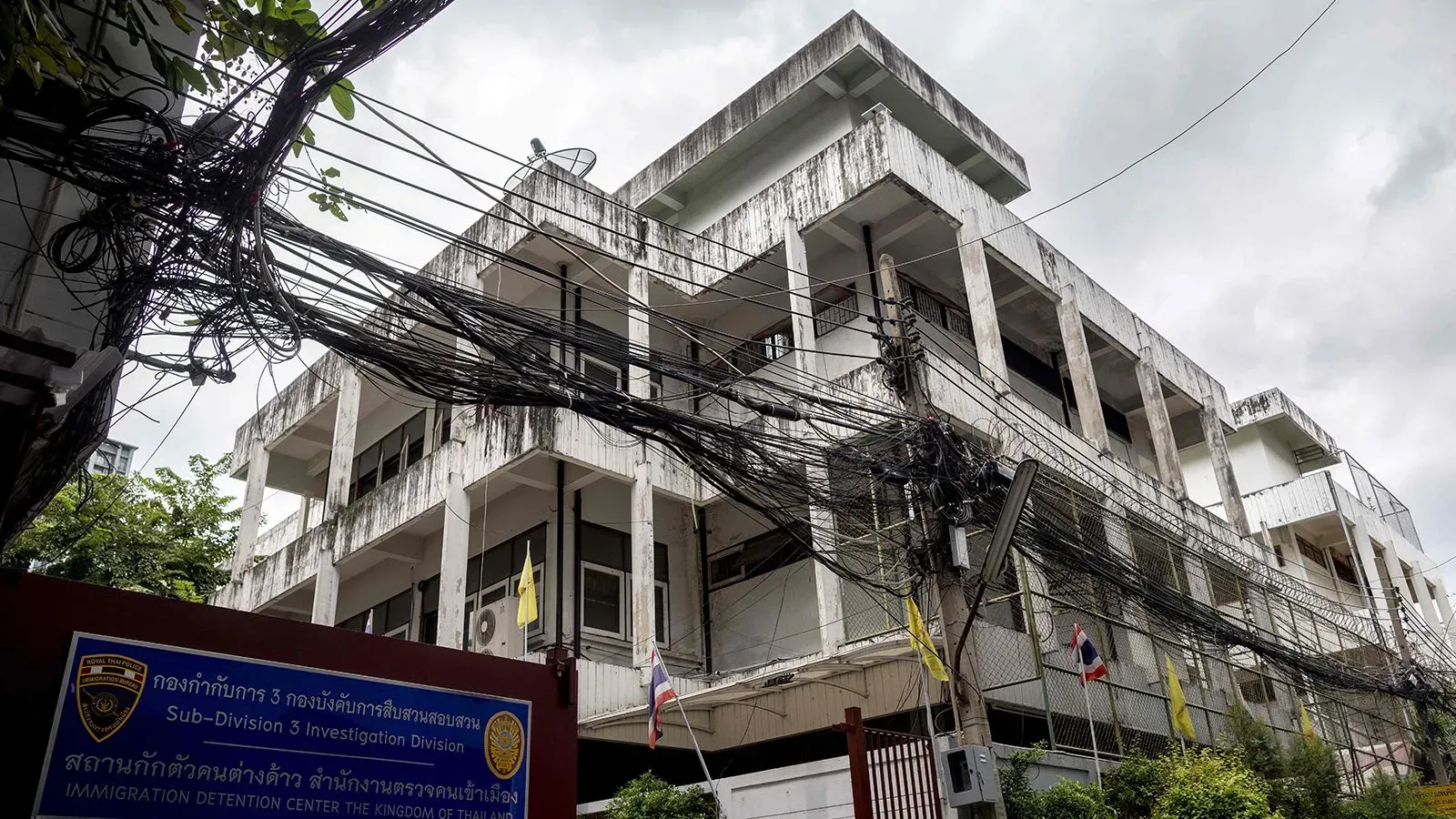 مركز احتجاز المهاجرين في بانكوك، حيث يُحتجز 48 رجلًا من الأويغور في ظروف مهددة للحياة وسط تحذيرات دولية من ترحيلهم إلى الصين.