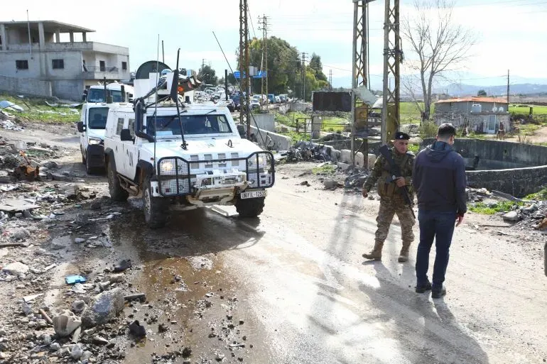 دورية لقوات حفظ السلام التابعة للأمم المتحدة في جنوب لبنان، مع مركبة عسكرية على طريق غير معبد، تعكس الأوضاع الأمنية المتوترة في المنطقة.