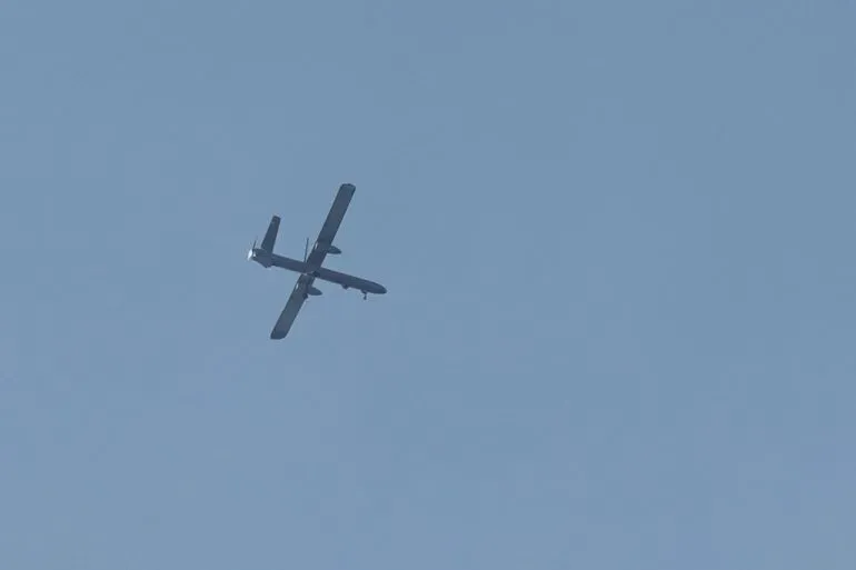 طائرة مسيرة إسرائيلية تحلق في السماء، في سياق تصاعد التوترات بين إسرائيل وقوات حفظ السلام التابعة للأمم المتحدة في لبنان.