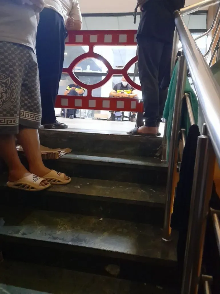 محتجزون أوكرانيون في قبو مزدحم عند الحدود الجورجية، يعانون من ظروف صعبة ويحتجون على عدم السماح لهم بالخروج.