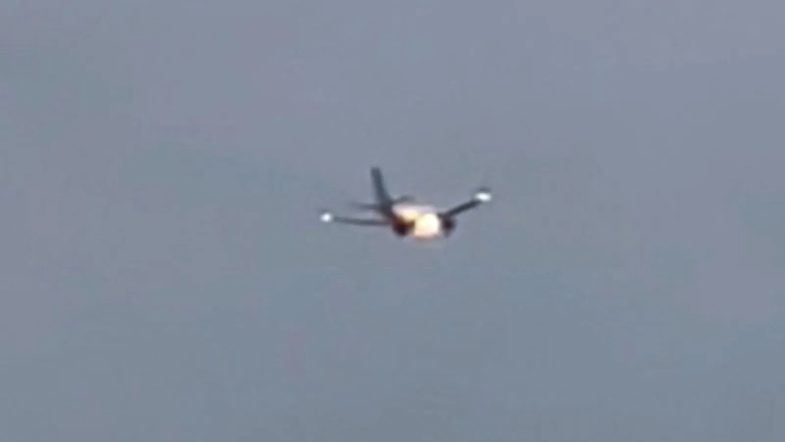 طائرة بوينج 737-800 تابعة لشركة يونايتد إيرلاينز أثناء الإقلاع من مطار دنفر، مع ظهور حريق صغير في المحرك الأيمن بعد اصطدامها بحيوان.