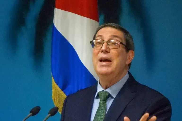 وزير الخارجية الكوبي برونو رودريغيز يتحدث أمام الجمعية العامة للأمم المتحدة، مع العلم الكوبي خلفه، خلال مناقشة حول الحصار الاقتصادي.