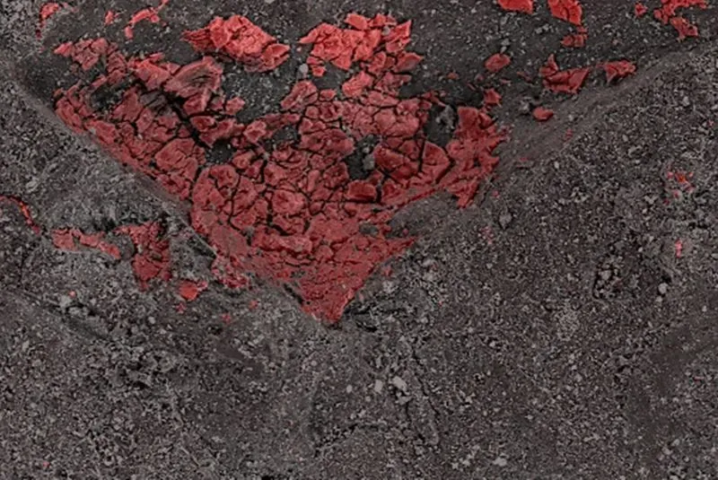 عينات صخرية من الكويكب بينو تحتوي على مركبات كيميائية حيوية حمراء تشير إلى وجود اللبنات الأساسية للحياة، تسلط الضوء على أصول الحياة.