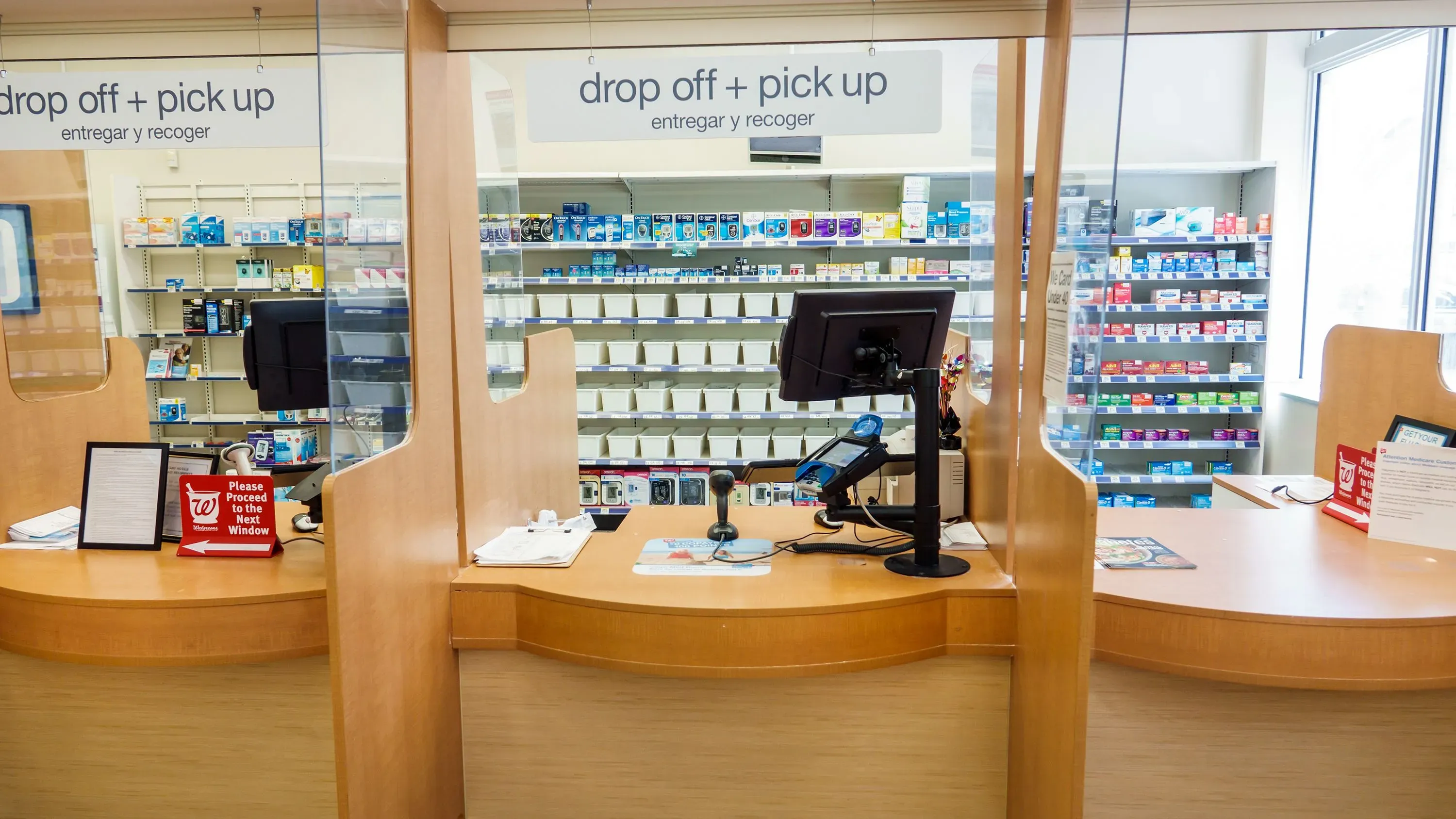 واجهة صيدلية وولغرينز تظهر عدداً من الأدوية والمنتجات المنظّمة على الرفوف، مع منطقة الاستقبال حيث يمكن تقديم الوصفات الطبية.