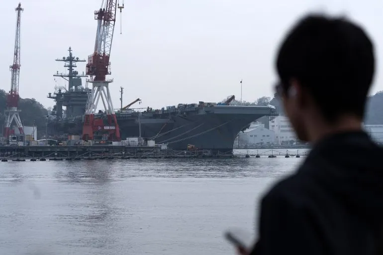 حاملة الطائرات الأمريكية USS George Washington راسية في ميناء دا نانغ بفيتنام قبل مغادرتها لمنطقة المحيط الهادئ ضمن تحركات عسكرية استراتيجية.