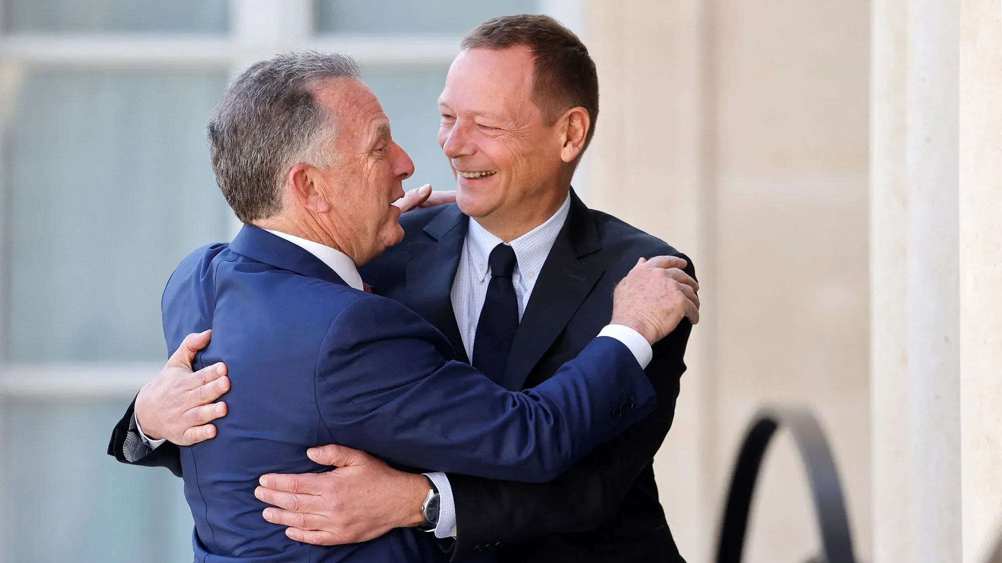 وزير الخارجية الأمريكي والمبعوث الدولي يتبادلان التحيات في باريس قبل قمة لتعزيز دفاعات أوكرانيا ضد الغزو الروسي.