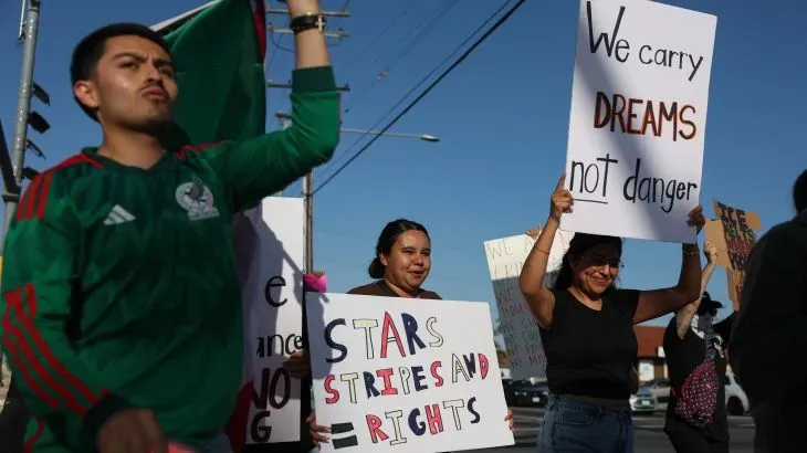 محتجون يحملون لافتات تعبر عن مطالبهم في لوس أنجلوس، مع التركيز على حقوق المهاجرين وأهمية الحماية القانونية.
