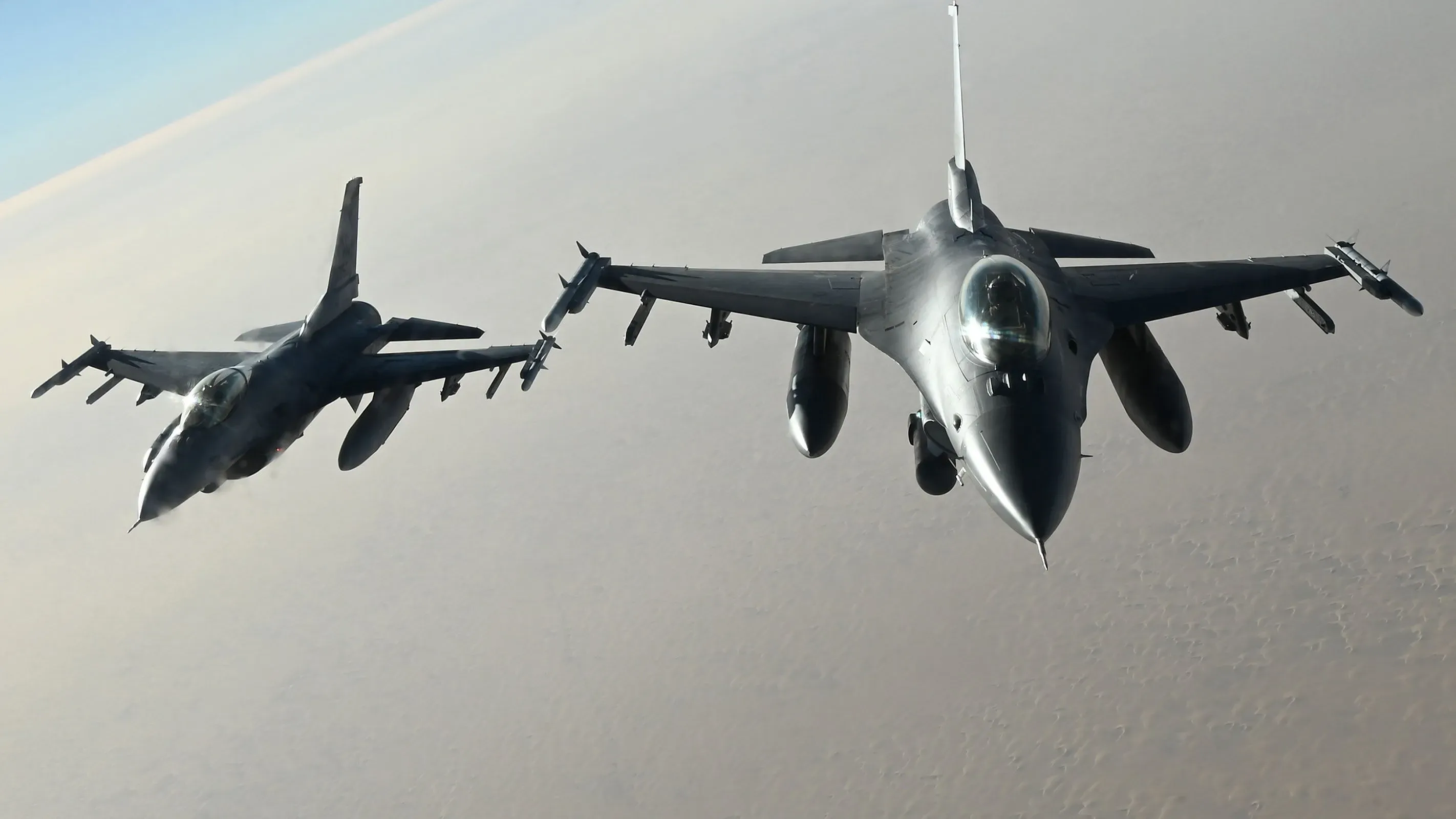 طائرتان مقاتلتان من طراز F-16 تحلقان معًا في السماء، تعكسان تعزيز التعاون العسكري بين الولايات المتحدة والفلبين في مواجهة التحديات الإقليمية.