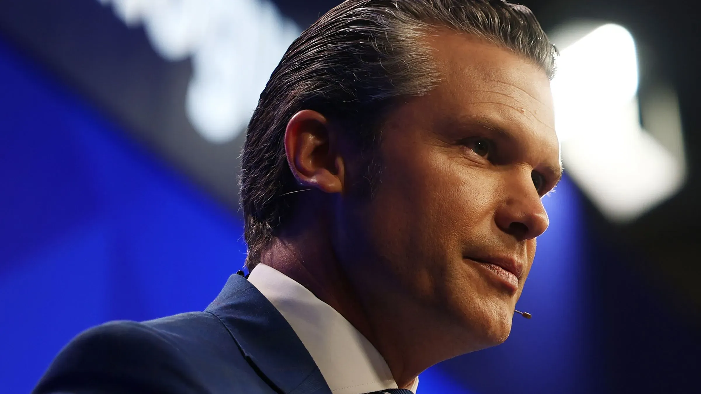 وزير الدفاع الأمريكي بيت هيغسيث يتحدث في حوار شانغريلا في سنغافورة، محذرًا من تهديدات الصين لتايوان والسلام العالمي.