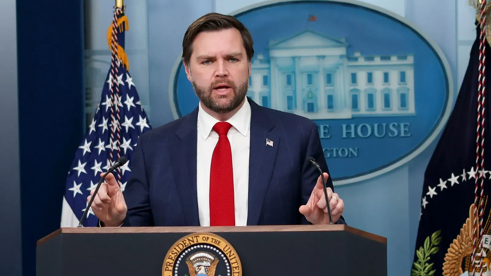 نائب الرئيس الأمريكي جيه دي فانس يتحدث في مؤتمر صحفي حول الوضع في أوكرانيا وتهديدات جديدة ضد روسيا.