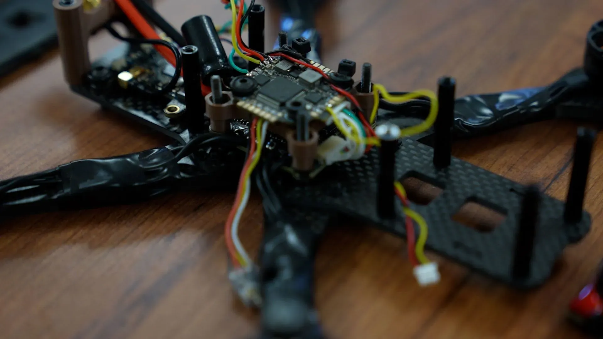 تفاصيل داخلية لطائرة مسيرة صغيرة، تظهر المكونات الإلكترونية والأسلاك، تعكس التطورات في تكنولوجيا الطائرات بدون طيار المستخدمة في الحروب الحديثة.