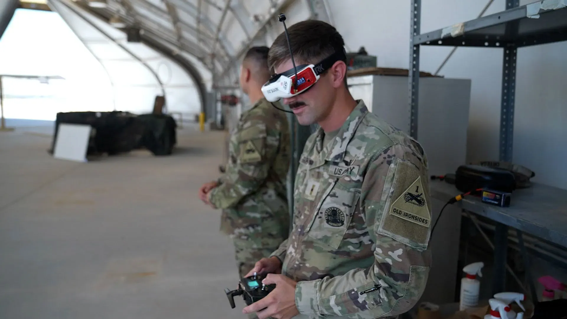 جنود أمريكيون يرتدون نظارات واقع افتراضي ويتحكمون في طائرات مسيرة صغيرة خلال تدريب في قاعدة عسكرية بتكساس.