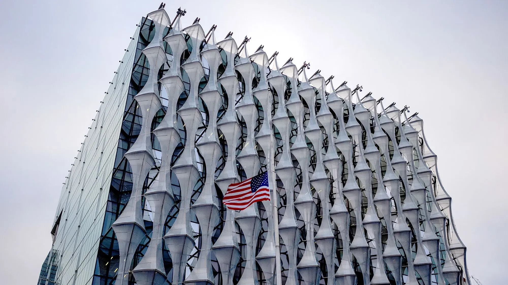 مبنى السفارة الأمريكية في الدنمارك، مع العلم الأمريكي يرفرف، يعكس الجدل حول سياسات التنوع والشمول في العقود الحكومية.