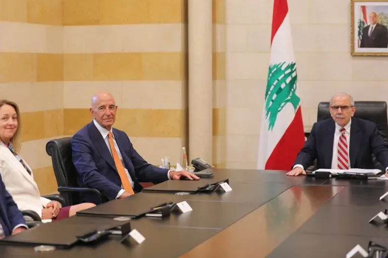 اجتماع رسمي في لبنان مع مبعوث أمريكي، حيث يناقشون اقتراح نزع سلاح حزب الله في ظل التوترات المستمرة مع إسرائيل.